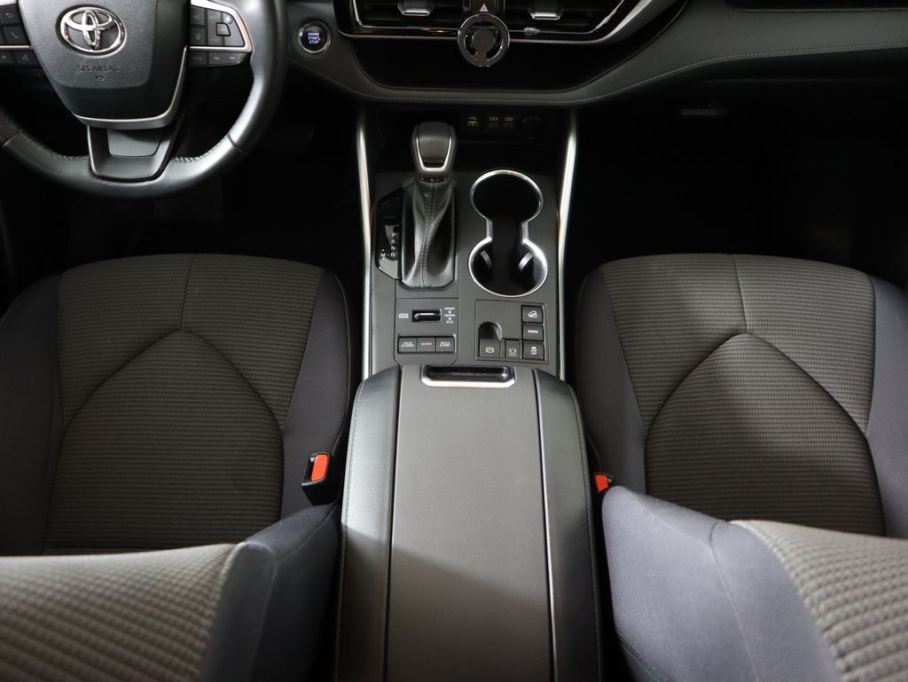 Thumbnail: 2023 Toyota Highlander - 16