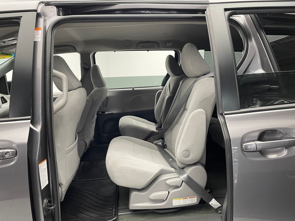 Thumbnail: 2017 Toyota Sienna - 32