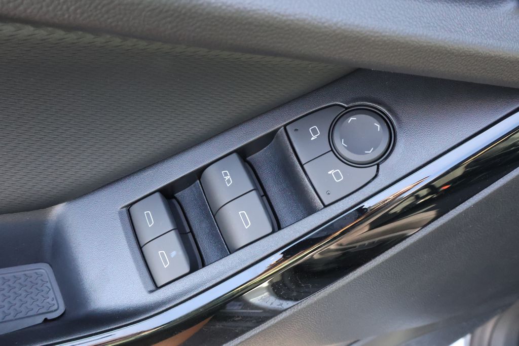 Thumbnail: 2027 Chevrolet Equinox - 18