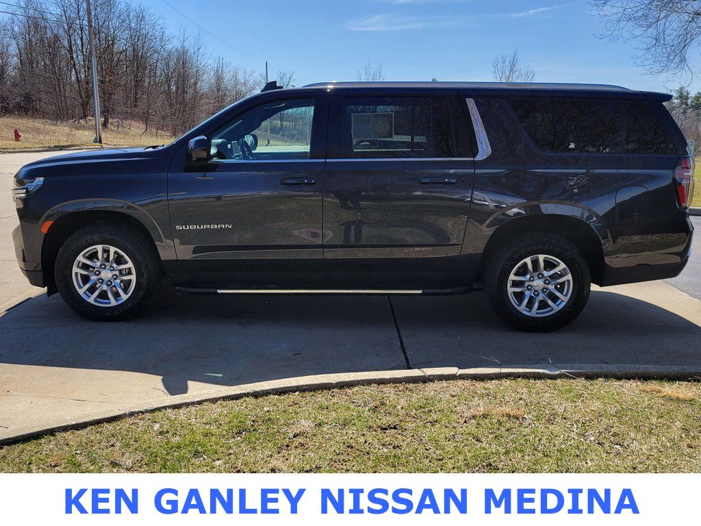 2023 Chevrolet Suburban LT photo
