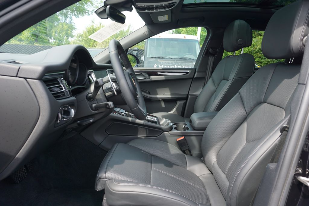 Thumbnail: 2023 Porsche Macan - 25