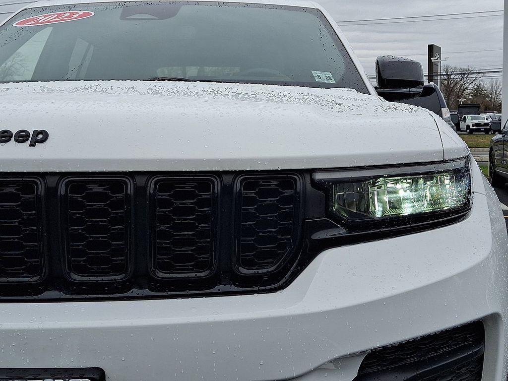Thumbnail: 2023 Jeep Grand Cherokee - 10