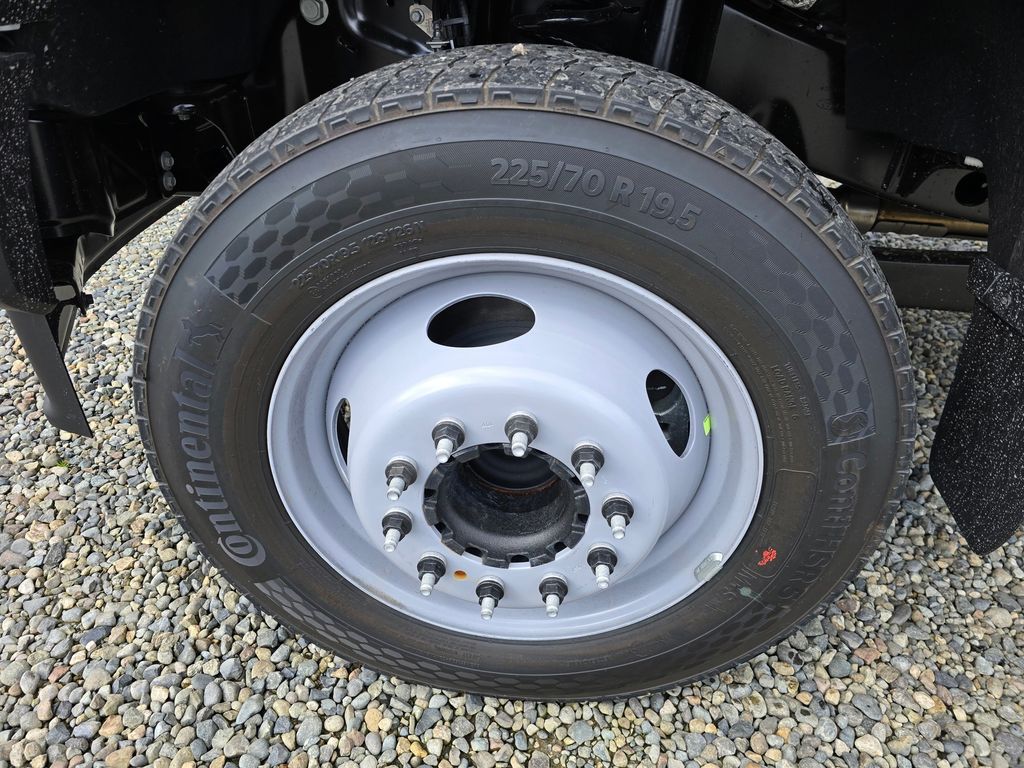 New 2024 Ford Super Duty F-450 Chassis Regular Cab (DRW) 205" Wheelbase XL