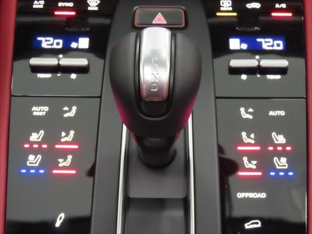 Thumbnail: 2026 Porsche Macan - 27