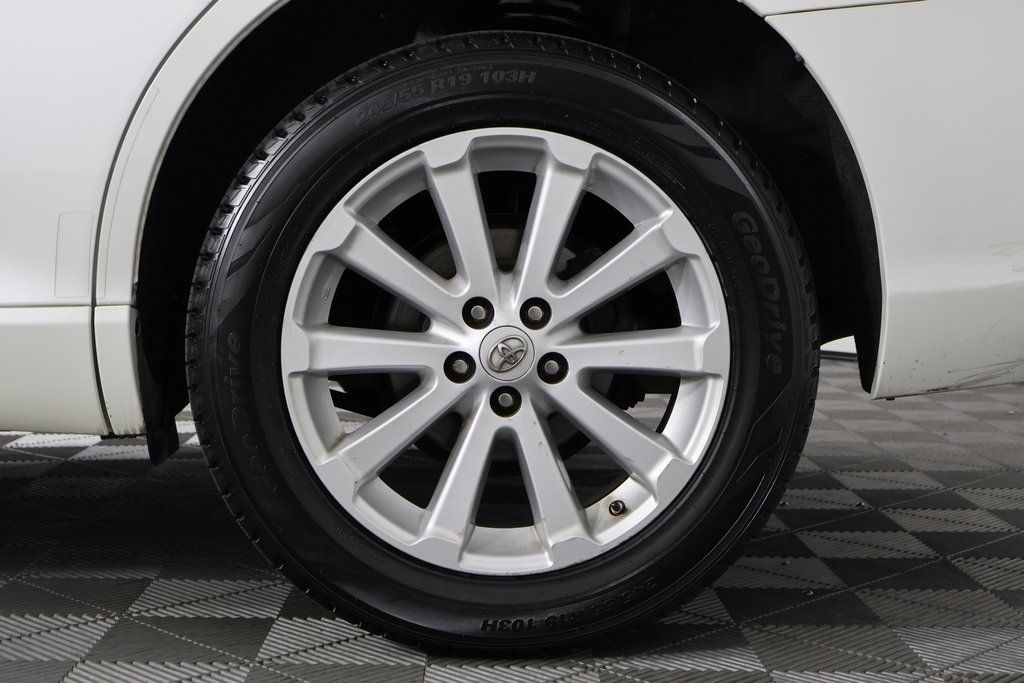 Thumbnail: 2011 Toyota Venza - 16