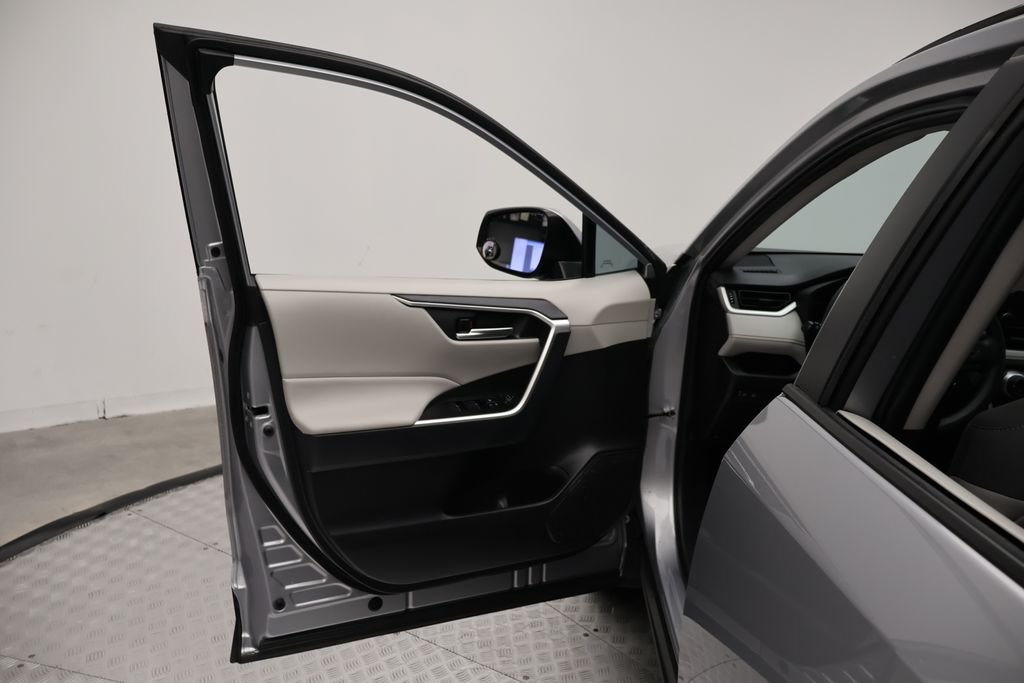 Thumbnail: 2025 Toyota RAV4 - 16