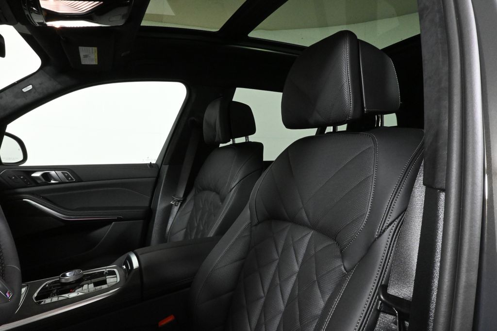 Thumbnail: 2026 BMW X7 - 16