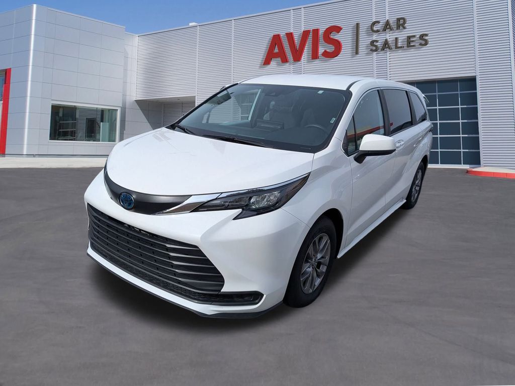 2025 Toyota Sienna LE 8-Passenger FWD