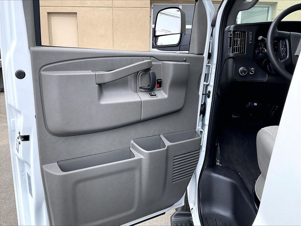 2025 Chevrolet Express 3500 — photo 9