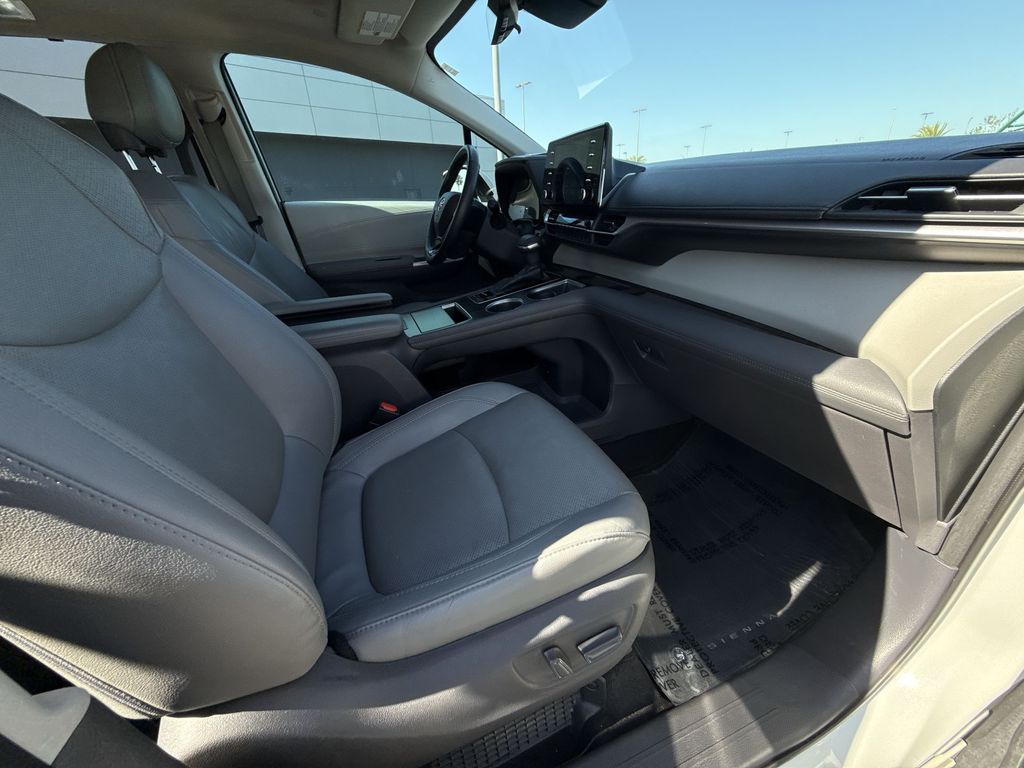 Thumbnail: 2021 Toyota Sienna - 15