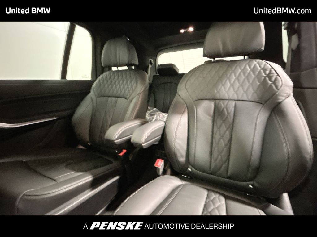 Thumbnail: 2026 BMW X7 - 21