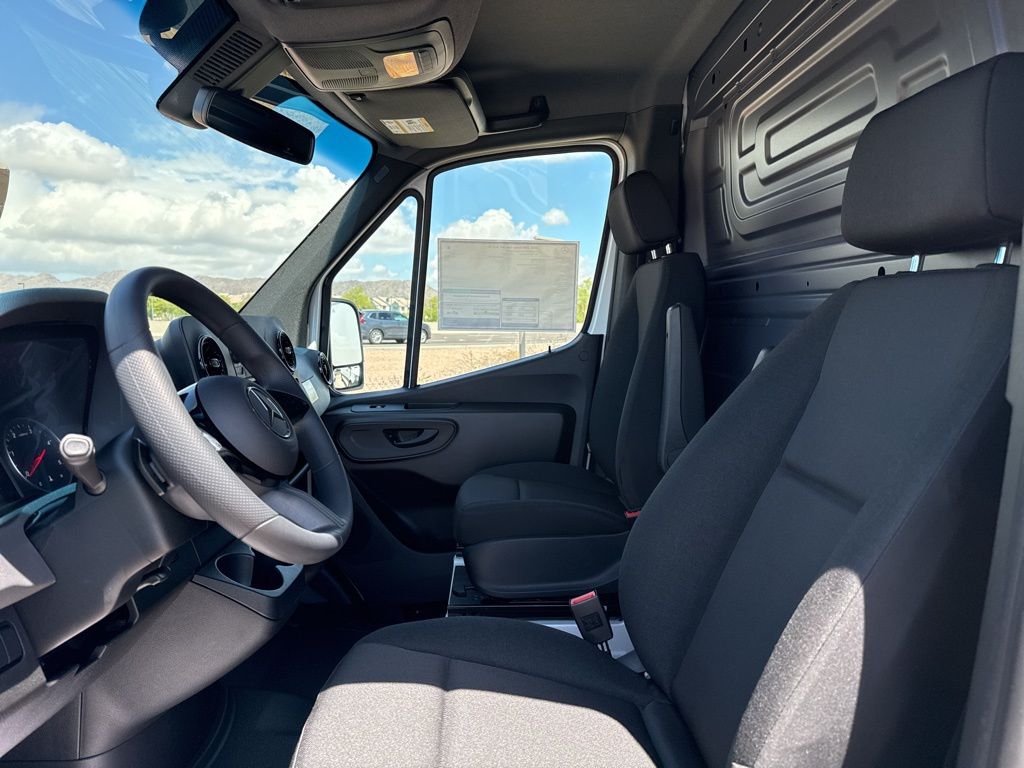 2025 Mercedes-Benz Sprinter 2500 9