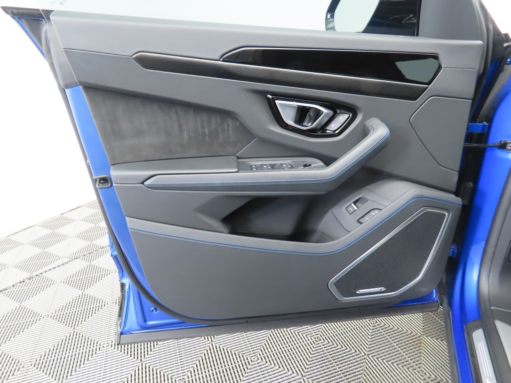 Thumbnail: 2023 Lamborghini Urus - 23