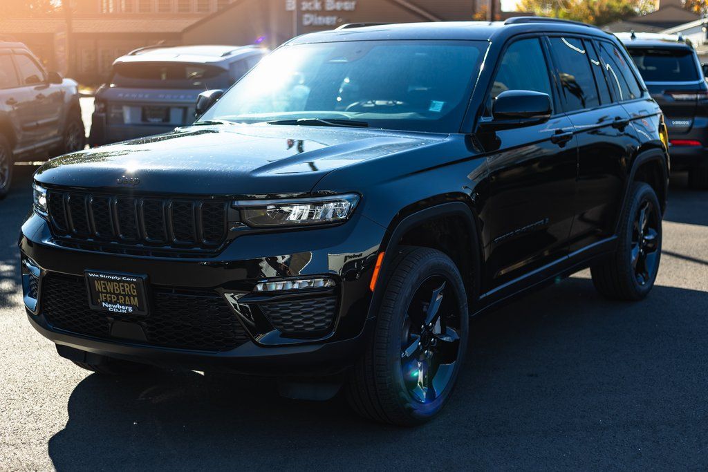 2025 Jeep Grand Cherokee Limited thumbnail 4