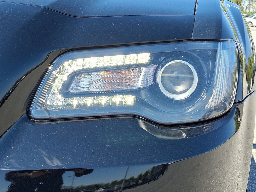 2022 Chrysler 300 — photo 10