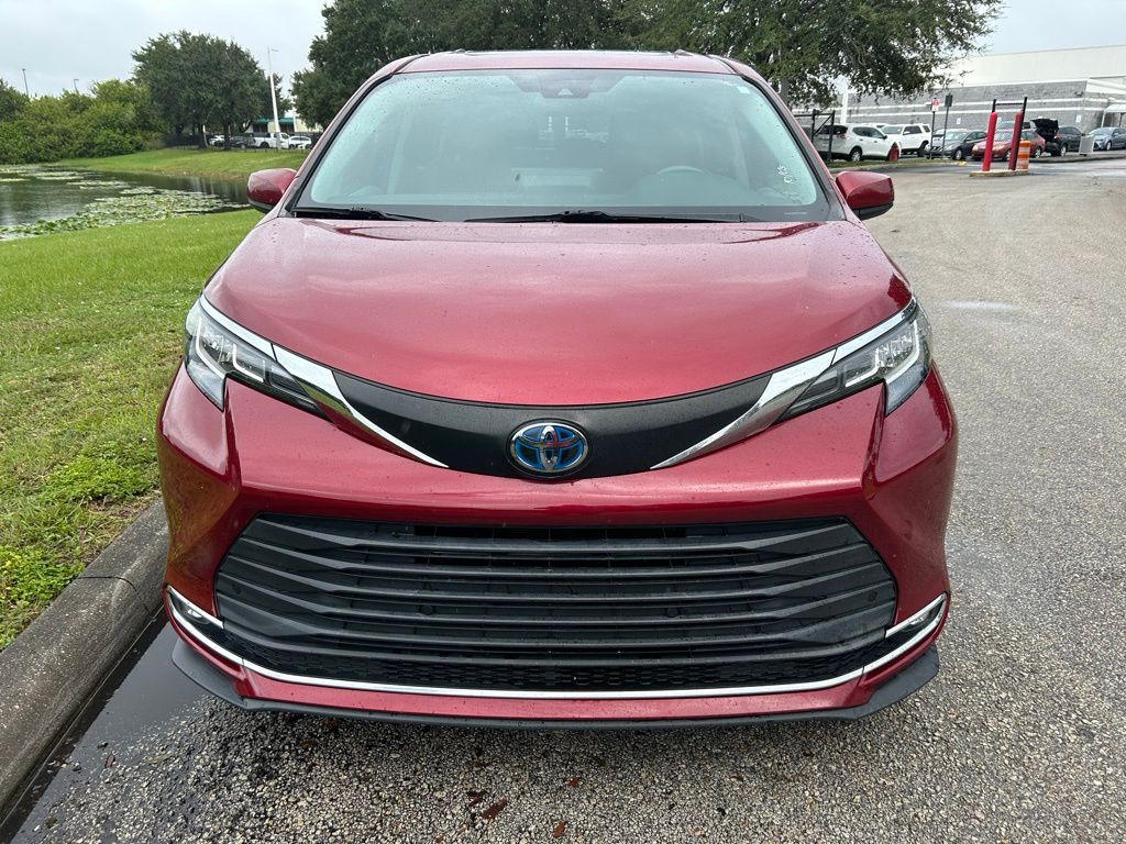 Thumbnail: 2021 Toyota Sienna - 8