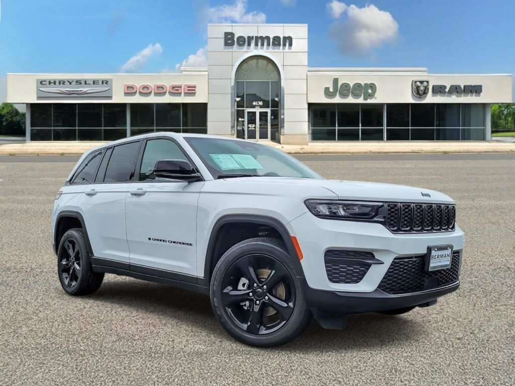 Bright White Clearcoat 2025 Jeep Grand Cherokee Altitude X 4WD SUV / Crossover Four-Wheel Drive 8-Speed Automatic