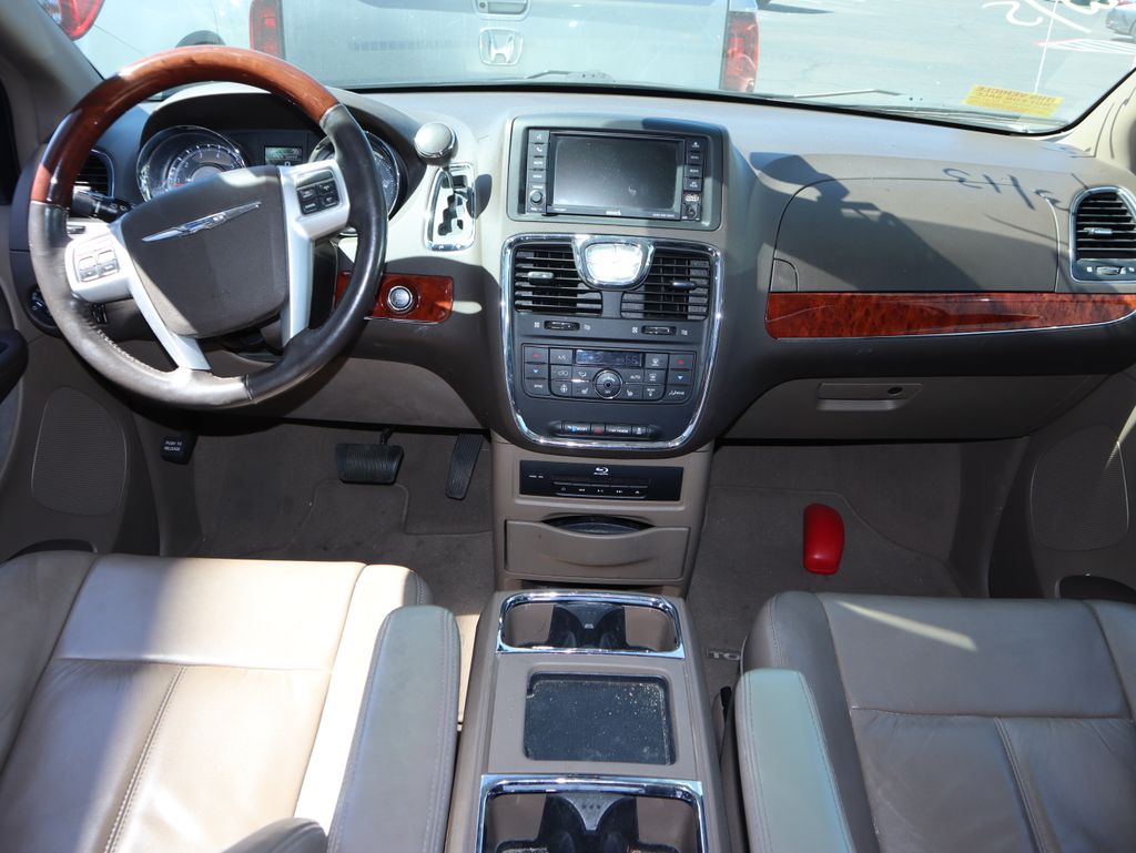 Thumbnail: 2015 Chrysler Town & Country - 7