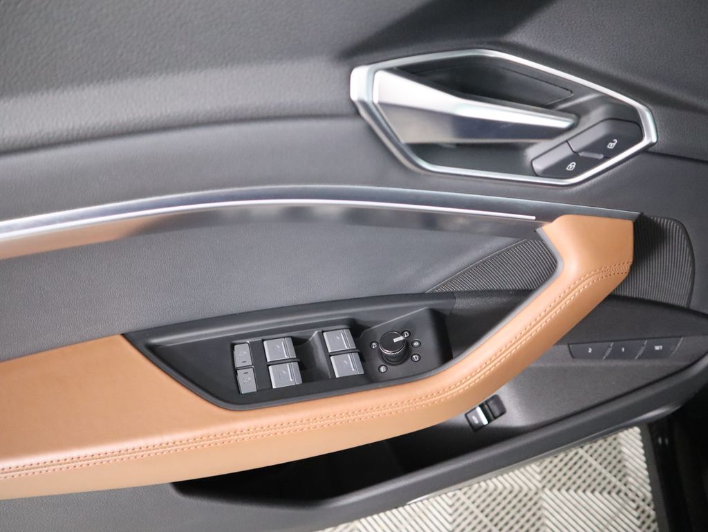 Thumbnail: 2022 Audi e-tron - 24