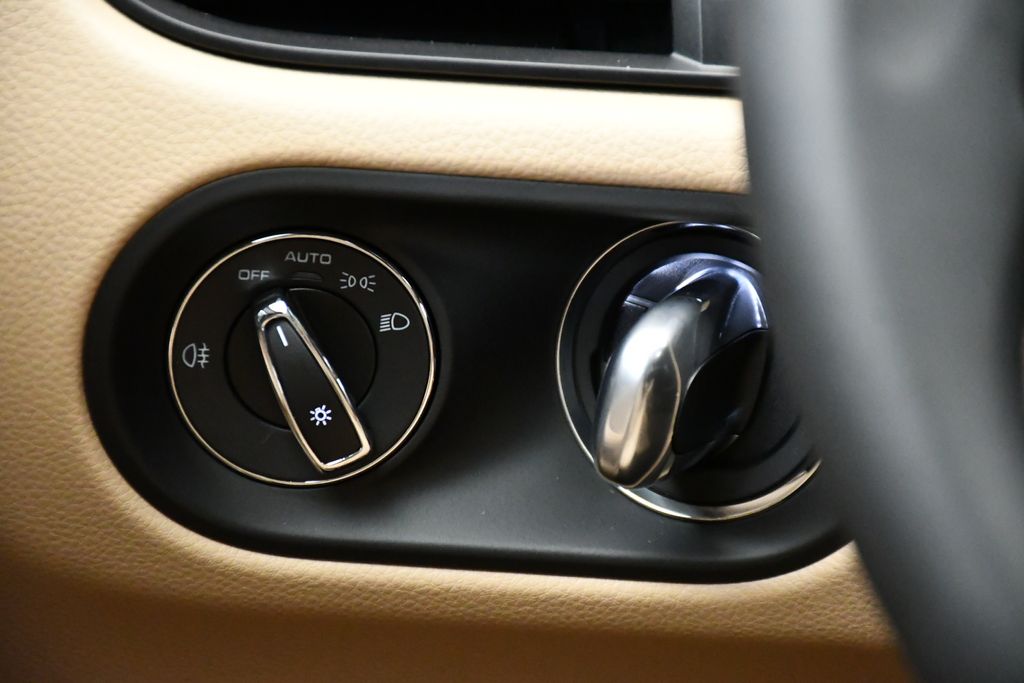 Thumbnail: 2026 Porsche Macan - 25