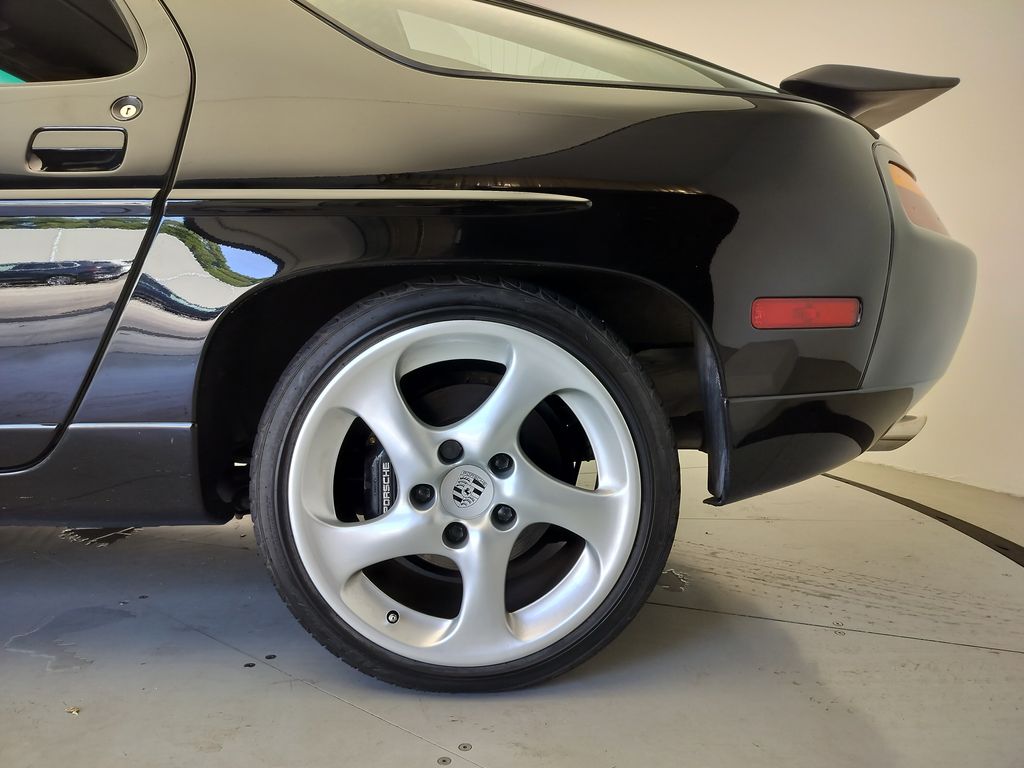 Thumbnail: 1988 Porsche 928 - 27
