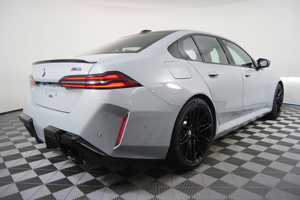 Thumbnail: 2026 BMW M5 - 3