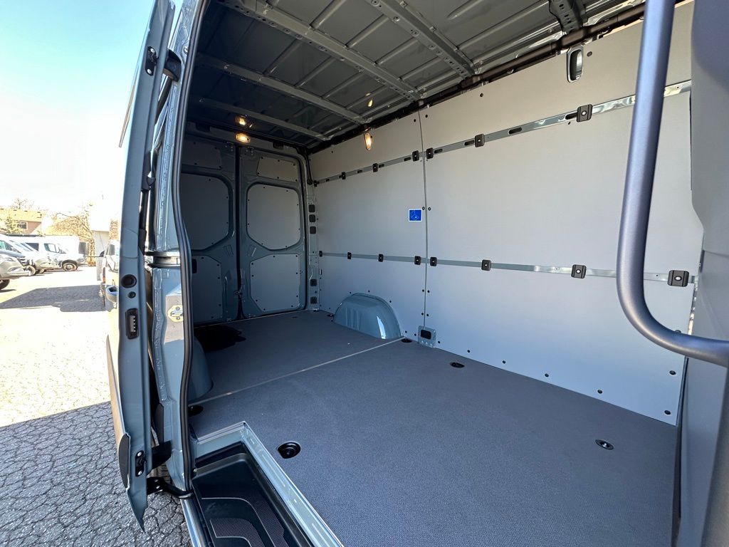 2024 Mercedes-Benz Sprinter 2500 Cargo 144 WB 24