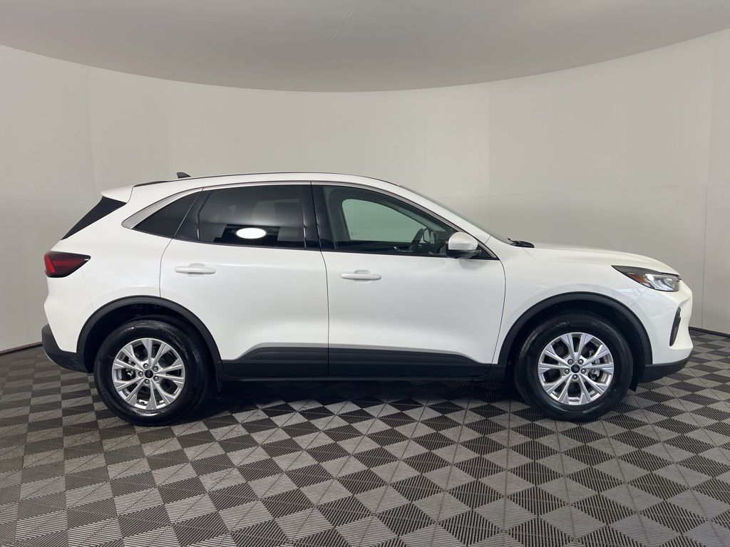 Used 2023 White Ford Active image 3