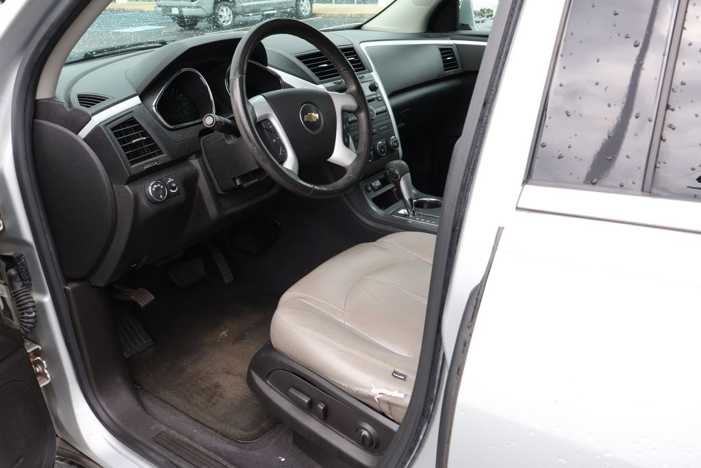 Thumbnail: 2011 Chevrolet Traverse - 11