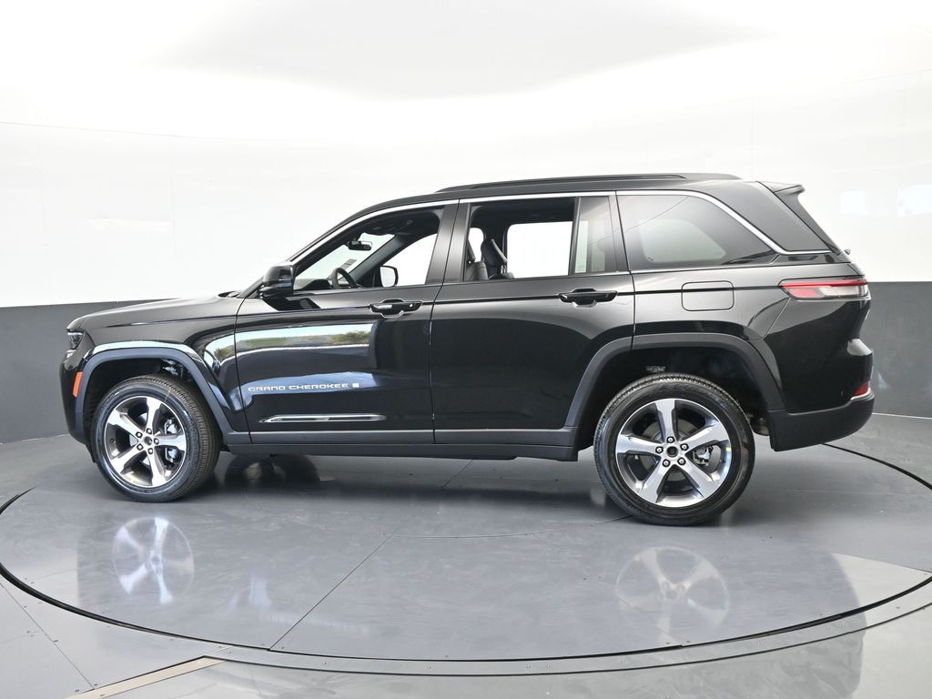 New 2026 Diamond Black Crystal Pearlcoat Jeep Limited image 3