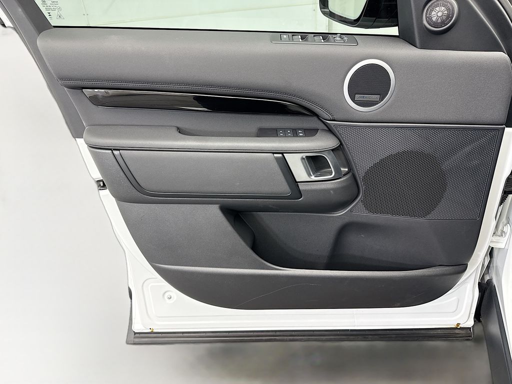 Thumbnail: 2025 Land Rover Discovery - 23