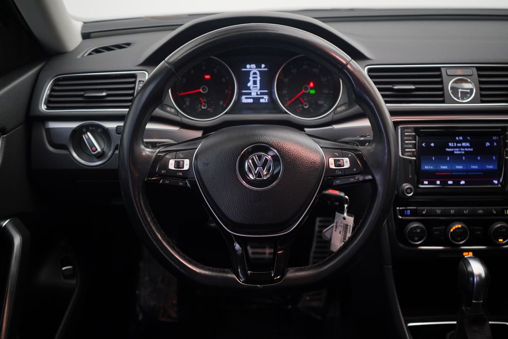 Thumbnail: 2017 Volkswagen Passat - 9