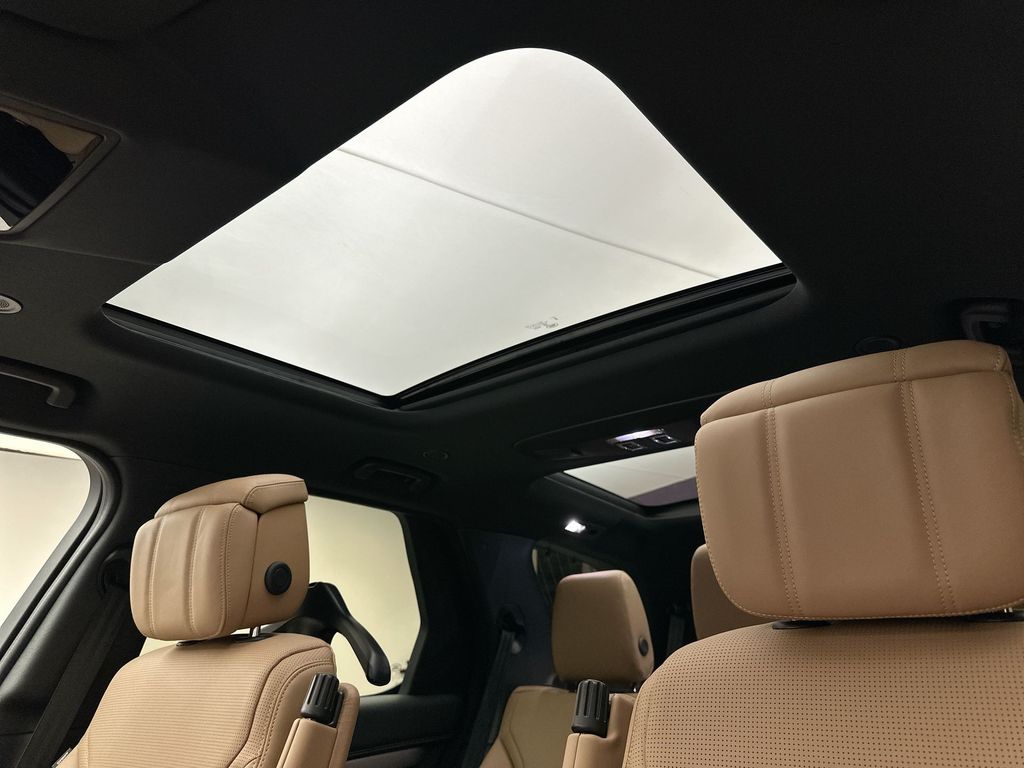 Thumbnail: 2026 Land Rover Discovery - 11