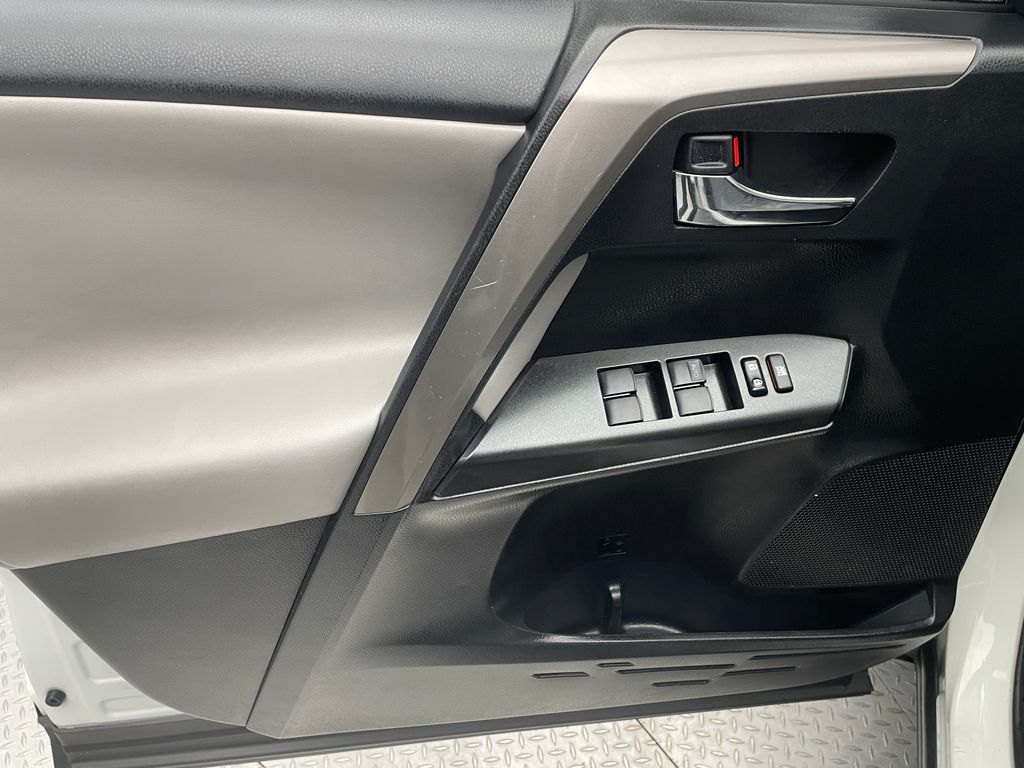 Thumbnail: 2018 Toyota RAV4 - 9