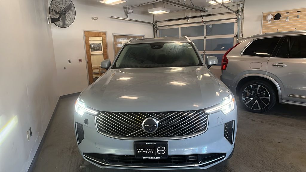 2025 Volvo XC90 B5 Plus Bright Theme 7-Passenger AWD