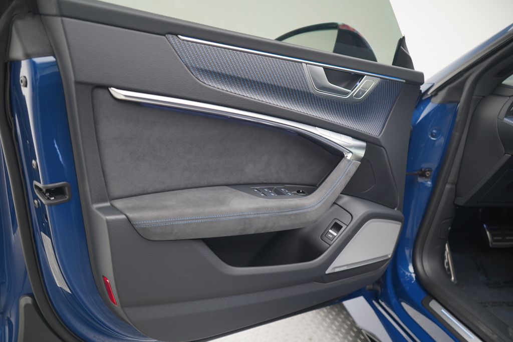 Thumbnail: 2025 Audi RS 7 - 7