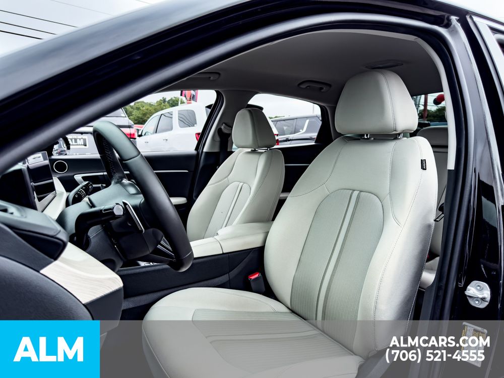 Used 2025 Black Hyundai SEL image 9