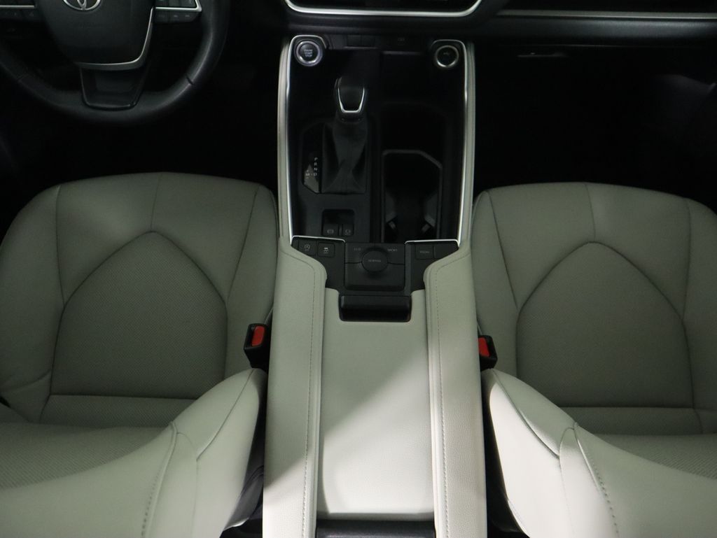 Thumbnail: 2024 Toyota Grand Highlander - 16