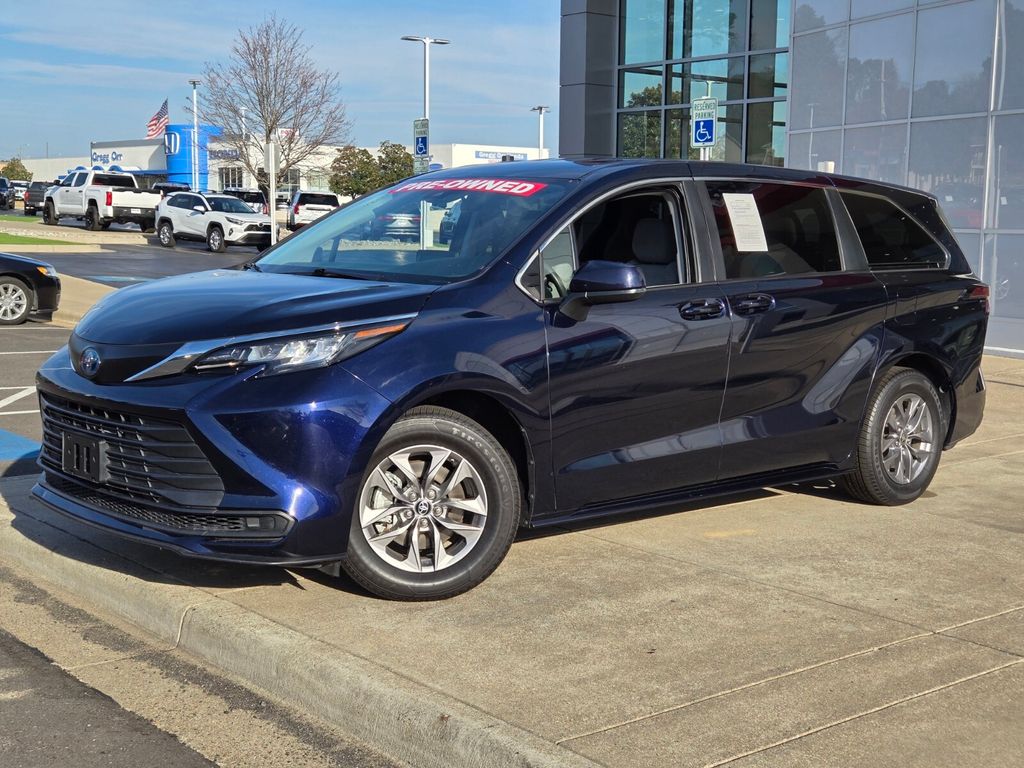 2023 Toyota Sienna LE 8-Passenger FWD