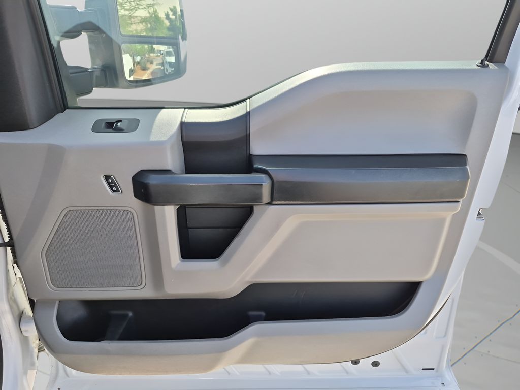 Used 2019 White Ford XL image 13
