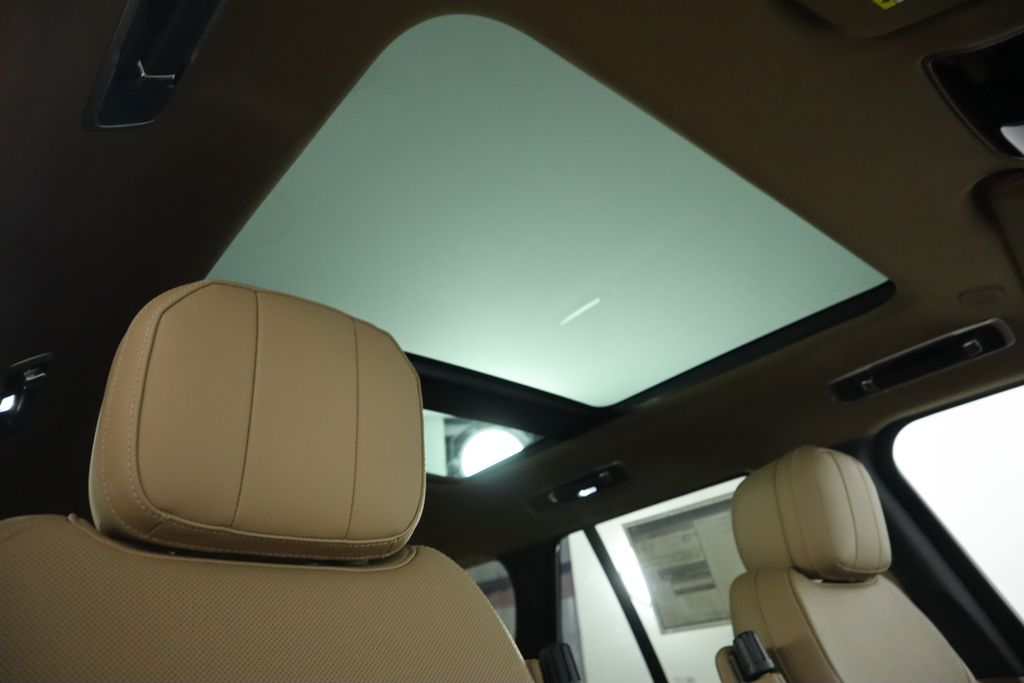 2025 Land Rover Range Rover SE 19