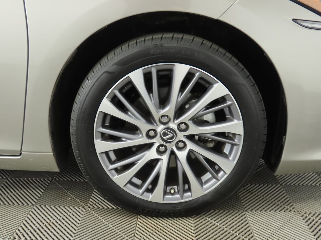 Thumbnail: 2019 Lexus ES - 32