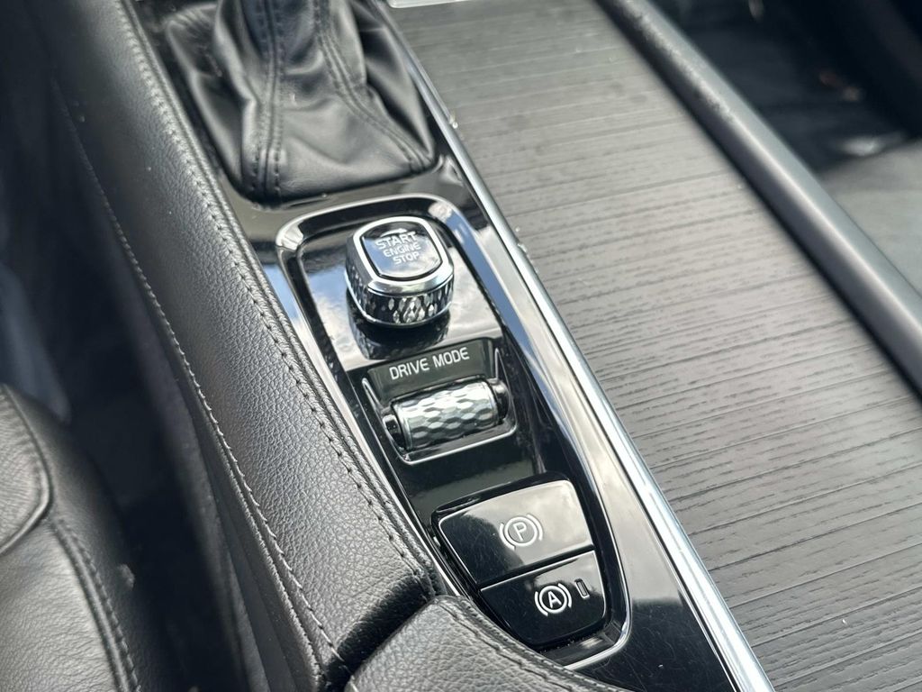 Thumbnail: 2020 Volvo XC90 - 28