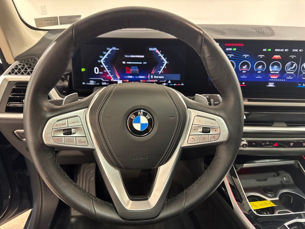 Used 2023  BMW xDrive40i image 11