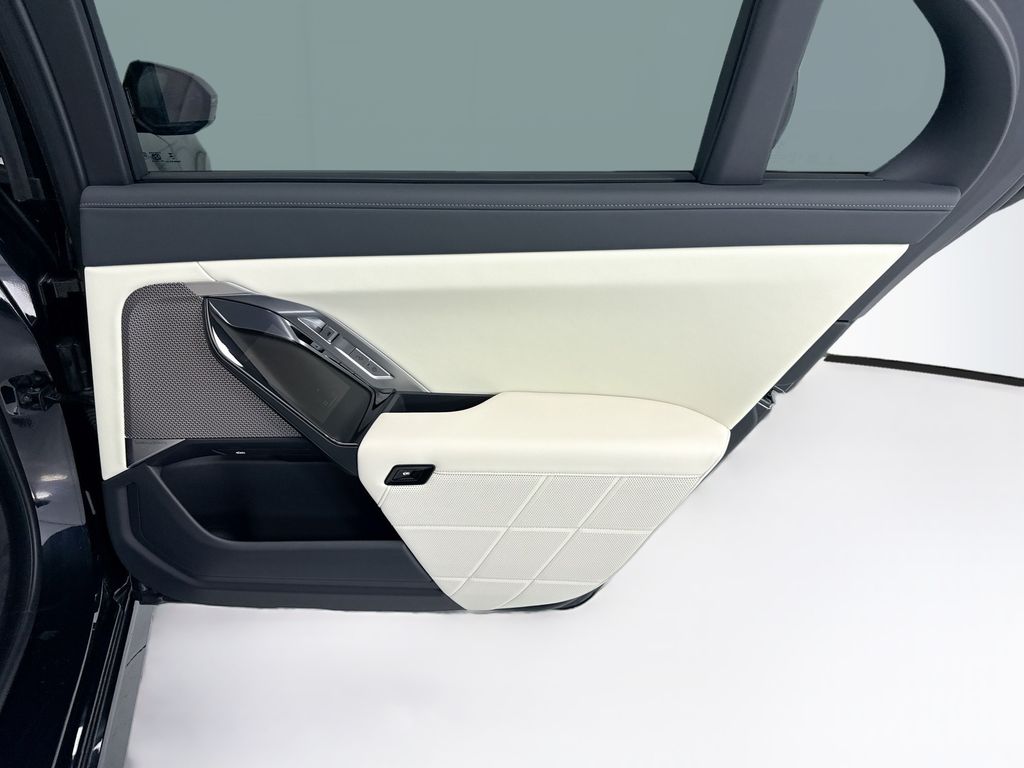 Thumbnail: 2023 BMW i7 - 26