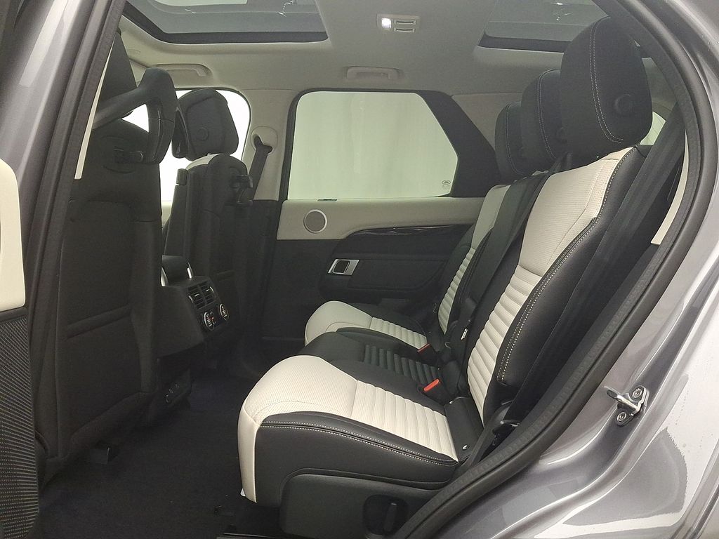 Thumbnail: 2026 Land Rover Discovery - 6