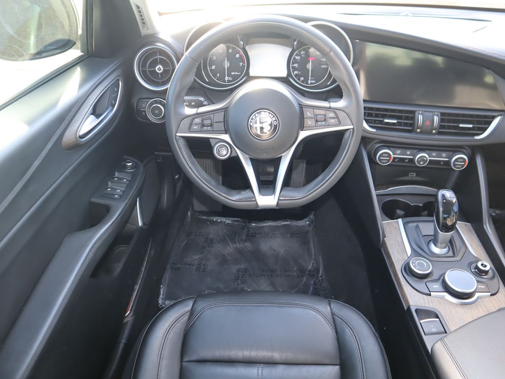 Thumbnail: 2017 Alfa Romeo Giulia - 6