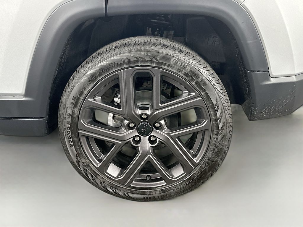 New 2026 Silver Jeep Latitude Altitude image 17