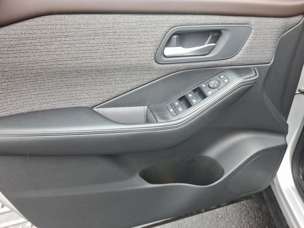 2021 Nissan Rogue SV 13