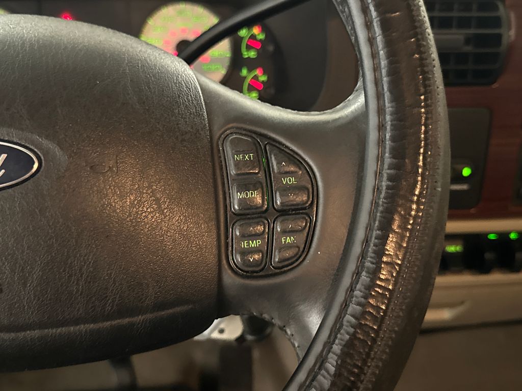 Used 2005  Ford Lariat image 21